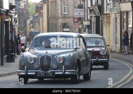 Kington, Herefordshire, UK, 18 August 2019. Oldtimer in allen Formen und Größen ab Mitte von Wales und die Grenzen abgestiegen auf Kington für die 27. jährlichen Oldtimer Rallye. Die Veranstaltung wird von der Stadt Recreation Ground gehalten und verfügt über eine breite Palette von Attraktionen einschließlich Old- und Youngtimer Autos, Traktoren, Wohnwagen kommerzielle und militärische Fahrzeuge. Die Prozession der Oldtimer macht seinen Weg bis Kington High Street. Credit: Andrew Compton/Alamy leben Nachrichten Stockfoto