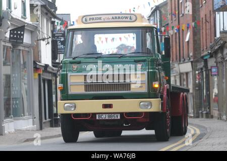 Kington, Herefordshire, UK, 18 August 2019. Oldtimer in allen Formen und Größen ab Mitte von Wales und die Grenzen abgestiegen auf Kington für die 27. jährlichen Oldtimer Rallye. Die Veranstaltung wird von der Stadt Recreation Ground gehalten und verfügt über eine breite Palette von Attraktionen einschließlich Old- und Youngtimer Autos, Traktoren, Wohnwagen kommerzielle und militärische Fahrzeuge. Ein vintage Dodge Lkw macht seinen Weg auf die Rallye. Credit: Andrew Compton/Alamy leben Nachrichten Stockfoto