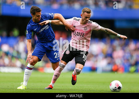 London, Großbritannien. 18. August 2019. Die englische Premier League Chelsea Football Club gegen Leicester City; Cesar Azpilicueta von Chelsea Herausforderungen James Maddison von Leicester City - Streng redaktionelle Verwendung. Keine Verwendung mit nicht autorisierten Audio-, Video-, Daten-, Spielpläne, Verein/liga Logos oder "live" Dienstleistungen. On-line-in-Match mit 120 Bildern beschränkt, kein Video-Emulation. Keine Verwendung in Wetten, Spiele oder einzelne Verein/Liga/player Publikationen Quelle: Aktion Plus Sport Bilder/Alamy leben Nachrichten Stockfoto