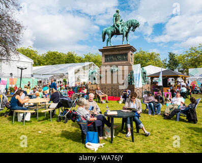 Edinburgh, Schottland, Großbritannien, 18. August 2019. Edinburgh International Book Festival. Die Menschen genießen den Sonnenschein in Charlotte Square Gardens während der Buchmesse Stockfoto