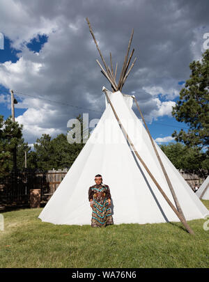 7 Jahre alten Amani Iron Cloud, ein Teilnehmer aus dem Wind River (Wyoming) Reservierung im Tanzen, Trommeln, und andere Demonstrationen des indischen Lebens im indischen Dorf auf der Rodeo Gelände im Cheyenne Frontier Days Feier im Wyoming Hauptstadt Stockfoto