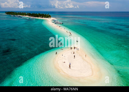 Antenne drone Blick auf einen wunderschönen tropischen Insel mit Sandstrand umgeben von Coral Reef (kalanggaman Island, Philippinen) Stockfoto