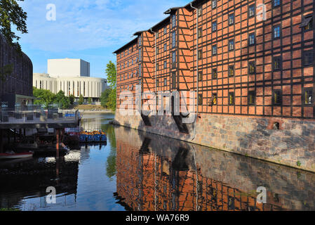 Bydgoszcz, Polen - 15. August 2019: Rothers Mühlen auf Mlynska Insel im historischen Teil von Bydgoszcz, Opera Nova Gebäude im Hintergrund Stockfoto