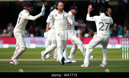 England's Jack Leach (Mitte) feiert die wicket von Australiens Cameron Bancroft mit Teamkollegen bei Tag fünf der Asche Test Match auf Lord's, London. Stockfoto