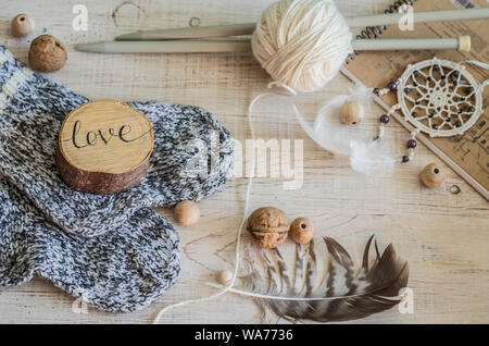 Zusammensetzung mit der Aufschrift Liebe, Holz- und gestrickte Elemente. Gemütliche Foto im Stil eines hugge. Stockfoto