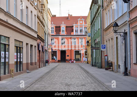 Bydgoszcz Polen - 15. August 2019: Straße mit alten Mietshaus Häuser im historischen Zentrum von Bydgoszcz. Stockfoto