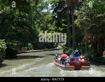 Ein Lastkahn mit Besuchern lagen ein Teil der San Antonio River, der Winde obwohl San Antonio lebhaft, unterirdischen Fluss laufen, was eine unansehnliche Slum in eine internationale Touristenattraktion geladen Stockfoto