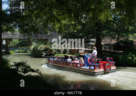 Ein Lastkahn mit Besuchern lagen ein Teil der San Antonio River, der Winde obwohl San Antonio lebhaft, unterirdischen Fluss laufen, was eine unansehnliche Slum in eine internationale Touristenattraktion geladen Stockfoto