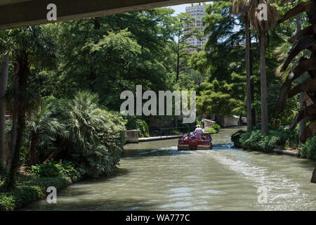 Ein Lastkahn mit Besuchern lagen ein Teil der San Antonio River, der Winde obwohl San Antonio lebhaft, unterirdischen Fluss laufen, was eine unansehnliche Slum in eine internationale Touristenattraktion geladen Stockfoto