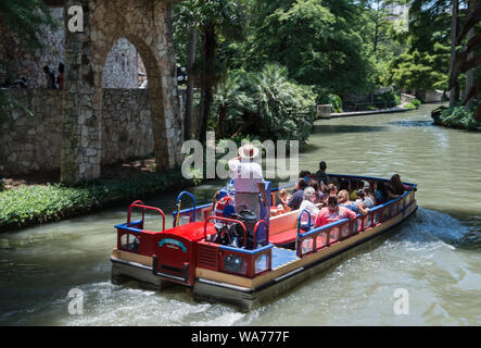 Ein Lastkahn mit Besuchern lagen ein Teil der San Antonio River, der Winde obwohl San Antonio lebhaft, unterirdischen Fluss laufen, was eine unansehnliche Slum in eine internationale Touristenattraktion geladen Stockfoto