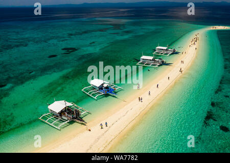 TAUCHEN und Schnorchelboote liegen vor einem Sandspit Die winzige tropische Insel Kalanggaman auf den Philippinen Stockfoto