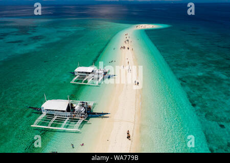 TAUCHEN und Schnorchelboote liegen vor einem Sandspit Die winzige tropische Insel Kalanggaman auf den Philippinen Stockfoto