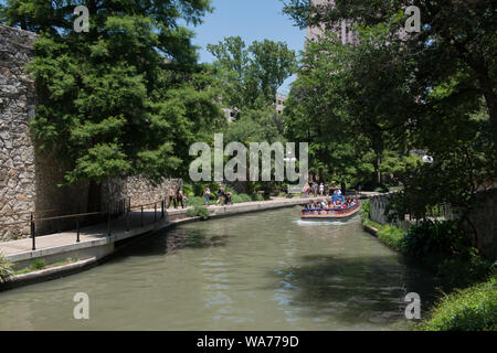 Ein Lastkahn mit Besuchern lagen ein Teil der San Antonio River, der Winde obwohl San Antonio lebhaft, unterirdischen Fluss laufen, was eine unansehnliche Slum in eine internationale Touristenattraktion geladen Stockfoto