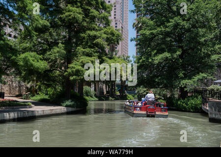 Ein Lastkahn mit Besuchern lagen ein Teil der San Antonio River, der Winde obwohl San Antonio lebhaft, unterirdischen Fluss laufen, was eine unansehnliche Slum in eine internationale Touristenattraktion geladen Stockfoto