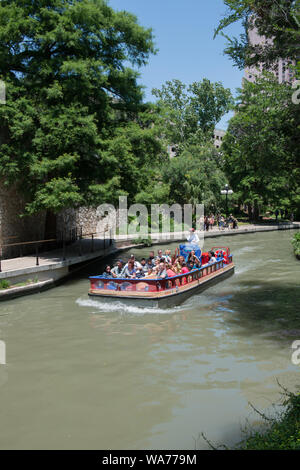 Ein Lastkahn mit Besuchern lagen ein Teil der San Antonio River, der Winde obwohl San Antonio lebhaft, unterirdischen Fluss laufen, was eine unansehnliche Slum in eine internationale Touristenattraktion geladen Stockfoto