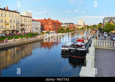 Bydgoszcz Polen - 15. August 2019: Bydgoszcz Innenstadt mit den alten Gebäuden entlang der Fluss Brda Stockfoto