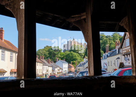 Der Blick Dunster High Street, gegenüber dem Schloss, von dem Garn Markt, Dunster, Somerset Stockfoto