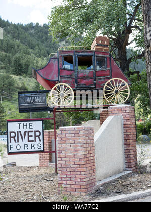 Eingängiger Zeichen der Förderung des in der Nähe gelegenen Fluss Gabeln Inn in dem kleinen Ort Drake, entlang der US 34, die Route zum Rocky Mountain National Park zwischen Loveland und Estes Park in Larimer County, Colorado Stockfoto