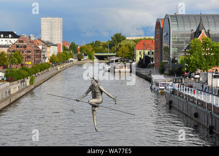 Bydgoszcz Polen - August 16, 2019: Skulptur auf dem Fluss Brda auf einem Seil zwischen den Banken gestreckt. Stockfoto