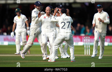 England's Jack Leach (Mitte) feiert die wicket von Australiens Cameron Bancroft mit Teamkollegen bei Tag fünf der Asche Test Match auf Lord's, London. Stockfoto