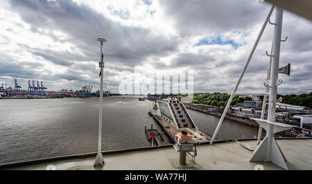 Cruise Liner Terminal und Container Hafen am Ufer der Elbe in Hamburg, Deutschland, am 16. Juli 2019 Stockfoto