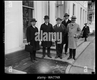 Eine Delegation aus Boston, von Bürgermeister James F. Curley, auf Pres. Coolidge, 6. April genannt, drängen ihn ein Krankenhaus für Veteranen am Fort stark zu schaffen, etwas außerhalb von Boston. (Von links nach rechts): Dr. David J. Johnson, Bürgermeister Curley, E. Mark Sullivan, Frank B. Howard und Standish Willcox [White House, Washington, D.C.] Stockfoto
