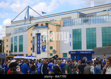 London, Großbritannien. 18. August 2019. . Credit: Fans an der Stamford Bridge kommen für die Befestigung zwischen Chelsea und Leicester im ersten Frank Lampard das Spiel als Manager des FC Chelsea amer ghazzal/Alamy leben Nachrichten Stockfoto