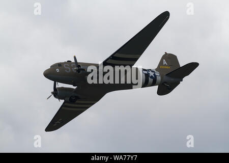 Biggin Hill, Großbritannien. 18. August 2019. DC10 Dakota wird an der Biggin Hill Festival der Flug, der für einen zweiten Tag fortgesetzt. Das weltberühmte Festival der Flug am Flughafen London Biggin Hill hatte inspirierenden wird angezeigt. Die Teilnahme wurden RAF Typhoon Kampfjets, Breitling Jet Team und die Schlacht um England Memorial Flight. Zwölf Flugzeuge mit mehreren Teams mit insgesamt 49 Flugzeugen nahm in den Himmel in der Londoner nur Air Show. Credit: Keith Larby/Alamy leben Nachrichten Stockfoto