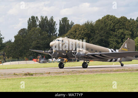 Biggin Hill, Großbritannien. 18. August 2019. DC10 Dakota wird an der Biggin Hill Festival der Flug, der für einen zweiten Tag fortgesetzt. Das weltberühmte Festival der Flug am Flughafen London Biggin Hill hatte inspirierenden wird angezeigt. Die Teilnahme wurden RAF Typhoon Kampfjets, Breitling Jet Team und die Schlacht um England Memorial Flight. Zwölf Flugzeuge mit mehreren Teams mit insgesamt 49 Flugzeugen nahm in den Himmel in der Londoner nur Air Show. Credit: Keith Larby/Alamy leben Nachrichten Stockfoto