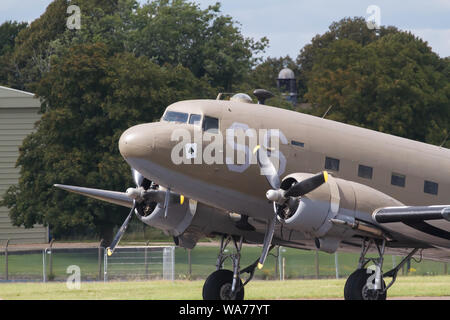 Biggin Hill, Großbritannien. 18. August 2019. DC10 Dakota wird an der Biggin Hill Festival der Flug, der für einen zweiten Tag fortgesetzt. Das weltberühmte Festival der Flug am Flughafen London Biggin Hill hatte inspirierenden wird angezeigt. Die Teilnahme wurden RAF Typhoon Kampfjets, Breitling Jet Team und die Schlacht um England Memorial Flight. Zwölf Flugzeuge mit mehreren Teams mit insgesamt 49 Flugzeugen nahm in den Himmel in der Londoner nur Air Show. Credit: Keith Larby/Alamy leben Nachrichten Stockfoto