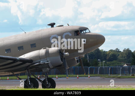 Biggin Hill, Großbritannien. 18. August 2019. DC10 Dakota wird an der Biggin Hill Festival der Flug, der für einen zweiten Tag fortgesetzt. Das weltberühmte Festival der Flug am Flughafen London Biggin Hill hatte inspirierenden wird angezeigt. Die Teilnahme wurden RAF Typhoon Kampfjets, Breitling Jet Team und die Schlacht um England Memorial Flight. Zwölf Flugzeuge mit mehreren Teams mit insgesamt 49 Flugzeugen nahm in den Himmel in der Londoner nur Air Show. Credit: Keith Larby/Alamy leben Nachrichten Stockfoto