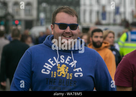 London, Großbritannien. 18. August 2019. . Credit: Fans an der Stamford Bridge kommen für die Befestigung zwischen Chelsea und Leicester im ersten Frank Lampard das Spiel als Manager des FC Chelsea amer ghazzal/Alamy leben Nachrichten Stockfoto