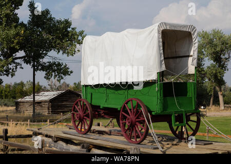 Ein Siedler Wagen am Fort Caspar, einer rekonstruierten 1865 Militär Post am North Platte River Crossing auf dem Oregon, Mormon Pioneer, Kalifornien, und Pony Express Wanderwege und den transkontinentalen Telegraph trail Korridor in Casper, Wyoming Stockfoto