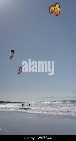 Kitesurfer auf Glencairn Strand auf Südafrika der False Bay Küste, in der Nähe der Stadt Cape Town Stockfoto