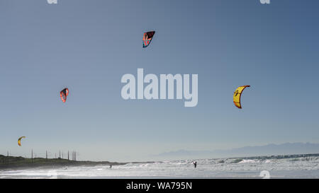 Kitesurfer auf Glencairn Strand auf Südafrika der False Bay Küste, in der Nähe der Stadt Cape Town Stockfoto