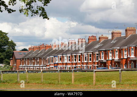 Eine Reihe von Reihenhäuser auf Knavesmire Crescent in der Nähe Knavesmire Pferderennbahn in York. Stockfoto