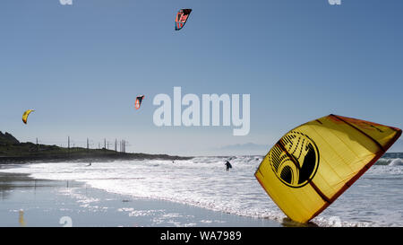 Kitesurfer auf Glencairn Strand auf Südafrika der False Bay Küste, in der Nähe der Stadt Cape Town Stockfoto