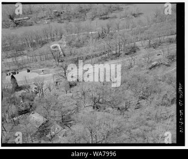 Luftaufnahme von Fußgänger-ÜBERFÜHRUNG BEI PLATANE INSEL nach Südwesten. - George Washington Memorial Parkway, entlang der Potomac River von McLean nach Mount Vernon, VA, Mount Vernon, Fairfax County, VA; Luftbild von Fußgänger-Überführung der Chesapeake und Ohio Canal in Brookmont, Maryland. Die Clara Barton Parkway ist in der Mitte gesehen. Im oberen Teil des Fotos ist Platane Insel in den Potomac River. Hinweis: Die George Washington Memorial Parkway Etikettierung in dieser Fotoserie ist für Bibliothek des Kongresses Katalogisierung zur Verfügung gestellt, aber das Photo zeigt Brookmont und Be Stockfoto