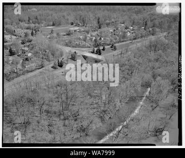 Luftaufnahme der Überführung an Interchange mit MACARTHUR BLVD. In CABIN JOHN Blickrichtung Nordost. - George Washington Memorial Parkway, entlang der Potomac River von McLean nach Mount Vernon, VA, Mount Vernon, Fairfax County, VA; Blick von Clara Barton Parkway, Austausch mit MacArthur Boulevard in Cabin John, Maryland. Hinweis: Die George Washington Memorial Parkway Etikettierung in dieser Fotoserie ist für Bibliothek des Kongresses Katalogisierung zur Verfügung gestellt, aber dieses Bild zeigt die Clara Barton Parkway und Umgebung in Maryland. Stockfoto