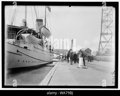 ALDUNATE, Santiago, BOTSCHAFTER AUS CHILE. Nach der Beerdigung, die Körper zu Navy Yard und Platzierung auf dem Schiff. PALLBEARERS am Begräbnis IN GRUPPE SIND SEK. LANSING, REPS. Haube und Goodwin, und SEN. POMERENE Stockfoto