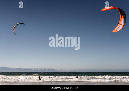 Kitesurfer auf Glencairn Strand auf Südafrika der False Bay Küste, in der Nähe der Stadt Cape Town Stockfoto