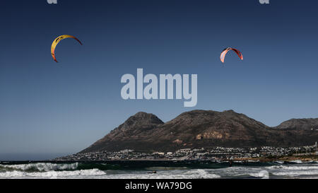 Kitesurfer auf Glencairn Strand auf Südafrika der False Bay Küste, in der Nähe der Stadt Cape Town Stockfoto