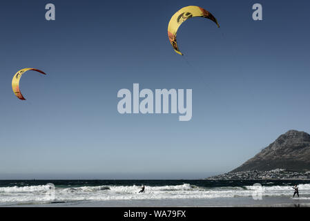 Kitesurfer auf Glencairn Strand auf Südafrika der False Bay Küste, in der Nähe der Stadt Cape Town Stockfoto