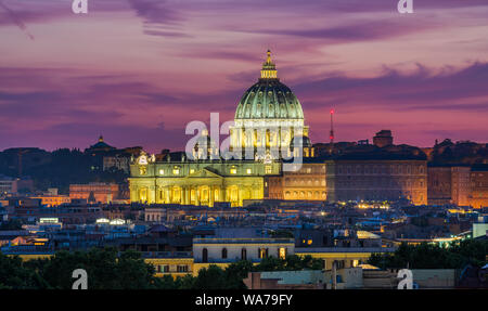 Sankt Peters Basilika in Rom bei Sonnenuntergang wie aus dem Pincio Terrasse aus gesehen. Italien. Stockfoto
