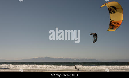 Kitesurfer auf Glencairn Strand auf Südafrika der False Bay Küste, in der Nähe der Stadt Cape Town Stockfoto