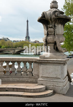 Blick von der Pont Alexandre III Brücke in Richtung Eiffelturm. Paris, Frankreich Stockfoto