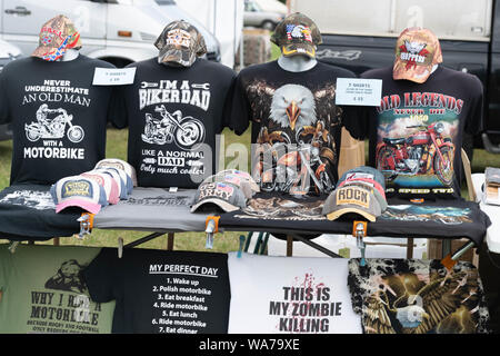 Brentwood Essex 18 August 2019 Essex benutzerdefinierte Kultur zeigen, einem OLDTIMERTREFFEN UND VINTAGE MESSE EIN MITTE SOMMER Feier von Mitte 20. Jahrhundert Kultur gehalten am Zentrum Brentwood Brentwood Essex Motor cycle merchandise Credit Ian Davidson/Alamy leben Nachrichten Stockfoto