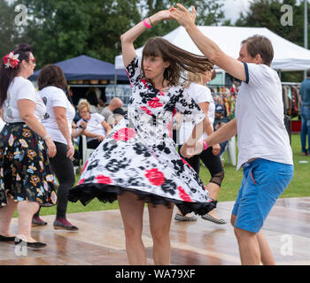 Brentwood Essex 18 August 2019 Essex benutzerdefinierte Kultur zeigen, einem OLDTIMERTREFFEN UND VINTAGE MESSE EIN MITTE SOMMER Feier von Mitte 20. Jahrhundert Kultur gehalten am Zentrum Brentwood Brentwood Essex Tanz führte durch die brentwood Kinderwagen Kredit Ian Davidson/Alamy leben Nachrichten Stockfoto