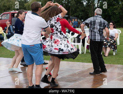 Brentwood Essex 18 August 2019 Essex benutzerdefinierte Kultur zeigen, einem OLDTIMERTREFFEN UND VINTAGE MESSE EIN MITTE SOMMER Feier von Mitte 20. Jahrhundert Kultur gehalten am Zentrum Brentwood Brentwood Essex Credit Ian Davidson/Alamy leben Nachrichten Stockfoto