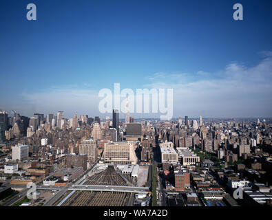 Luftaufnahme von New York City, nach Osten in Richtung des Empire State Building. Die Gleise im Vordergrund (mit Zehnten Avenue Kreuzung über Ihnen) führen zu Pennsylvania Street Station unten Madison Square Garden Stockfoto